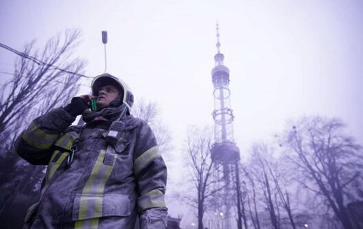 Фота: ратавальнікі ля тэлевежы ў Кіеве (facebook.com/MNS.GOV.UA) Фота: ратавальнікі ля тэлевежы ў Кіеве (facebook.com/MNS.GOV.UA)