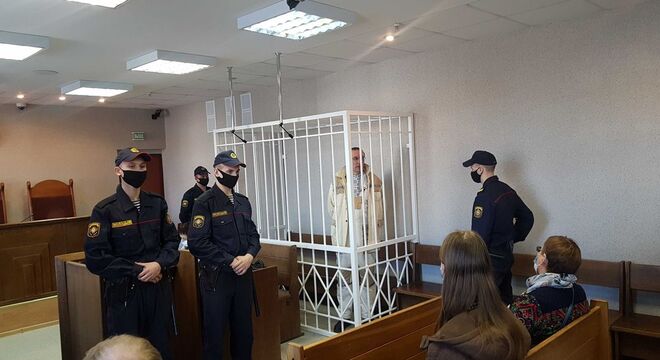 Алесь Пушкін: першы дзень суда «У будынак яго заносілі ў гарызантальным стане». Як праходзіў першы дзень суда над Алесем Пушкіным