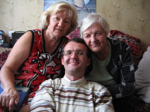 Дзяніс Івашын з маці і бабуляй. Фота з фэйсбуку жонкі палітвязня Вольгі Івашынай Дзяніс Івашын з маці і бабуляй. Фота з фэйсбуку жонкі палітвязня Вольгі Івашынай