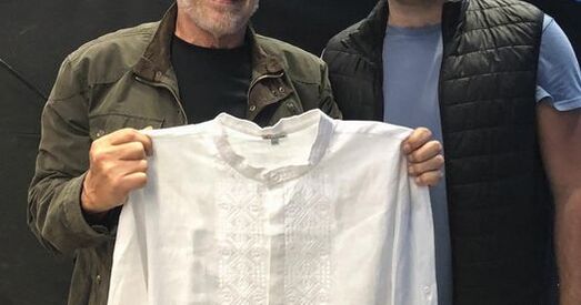 Шварцэнегеру падаравалі ўкраінскую вышыванку