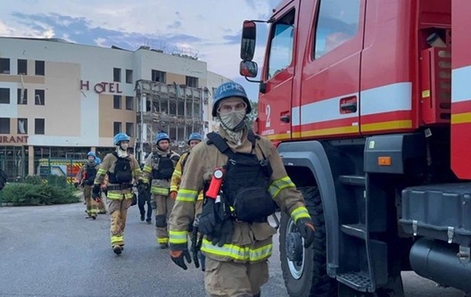 Ратавальнікі каля гасцініцы ў Запарожжы, у якую трапіла расійская ракета. Фота: t.me/gu_dsns_zp Ратавальнікі каля гасцініцы ў Запарожжы, у якую трапіла расійская ракета. Фота: t.me/gu_dsns_zp