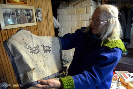 Самотная гаспадыня крэўскай хаты. Фота: Ігар Карней Самотная гаспадыня крэўскай хаты. Фота: Ігар Карней