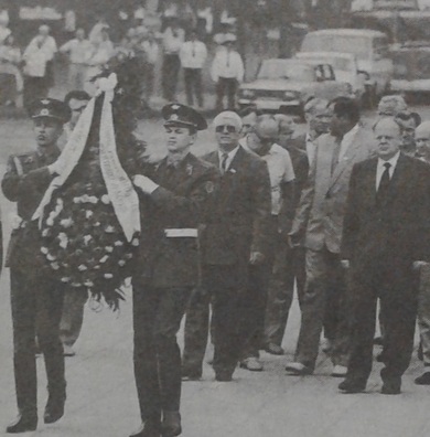 У калоне 27 ліпеня 1992 года (злева направа): першы намеснік старшыні Вярхоўнага Савета Вячаслаў Кузняцоў (ў цёмных акулярах), старшыня камісіі Вярхоўнага Савета па нацыянальнай бяспецы, абароне і барацьбе са злачыннасцю Мечыслаў Грыб, намеснік старшыні Вярхоўнага Савета Васіль Шаладонаў і старшыня Вярхоўнага Савета Станіслаў Шушкевіч. Крыніца: «Советская Белоруссия», ліпень 1992 года. У калоне 27 ліпеня 1992 года (злева направа): першы намеснік старшыні Вярхоўнага Савета Вячаслаў Кузняцоў (ў цёмных акулярах), старшыня камісіі Вярхоўнага Савета па нацыянальнай бяспецы, абароне і барацьбе са злачыннасцю Мечыслаў Грыб, намеснік старшыні Вярхоўнага Савета Васіль Шаладонаў і старшыня Вярхоўнага Савета Станіслаў Шушкевіч. Крыніца: «Советская Белоруссия», ліпень 1992 года.