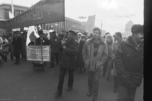Удзельнікі мітынгу 25 лютага 1990 года. Крыніца: https://vytoki.net Удзельнікі мітынгу 25 лютага 1990 года. Крыніца: https://vytoki.net