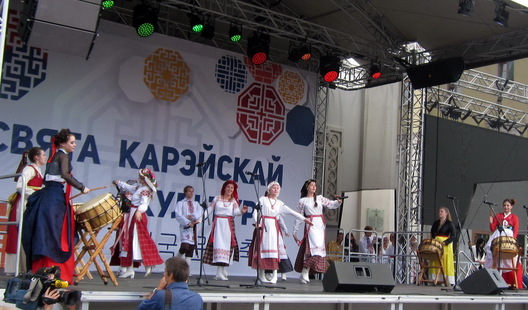 Беларуская музыка пад акампанемент карэйскіх барабанаў. Калектывы "Арыранг" і "Святкі" Беларуская музыка пад акампанемент карэйскіх барабанаў. Калектывы "Арыранг" і "Святкі"