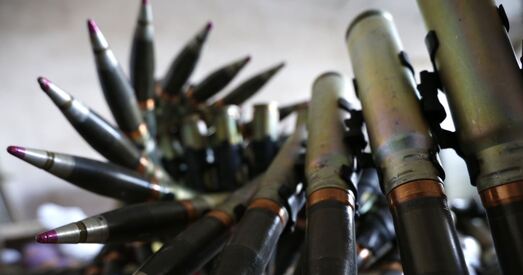 «Баюся, сына зробяць пешкай». Маці прапаршчыка, абвінавачанага ў крадзяжы зброі, чакае суду