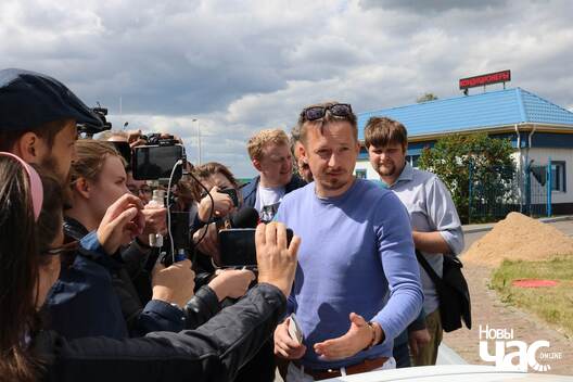 15/25 34447266_1732120723524378_8423449573569069056_n_logo.jpg