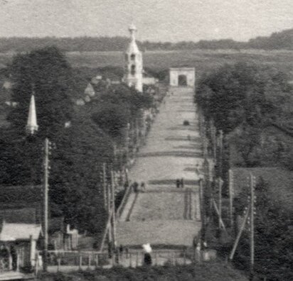 Чарнігаўская вуліца (цяпер праспект Пушкіна) з Чарнігаўскай брамай на ёй (стаяла на скрыжаванні сучасных вуліц Пушкіна і Астроўскага). 1918 год. Чарнігаўская вуліца (цяпер праспект Пушкіна) з Чарнігаўскай брамай на ёй (стаяла на скрыжаванні сучасных вуліц Пушкіна і Астроўскага). 1918 год.