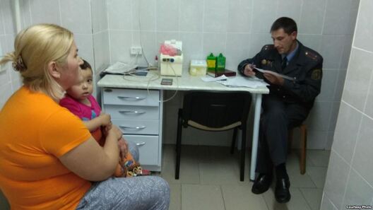 Падпалкоўнік Сяргей Рудзько складае пратакол у дзіцячым шпіталі Падпалкоўнік Сяргей Рудзько складае пратакол у дзіцячым шпіталі