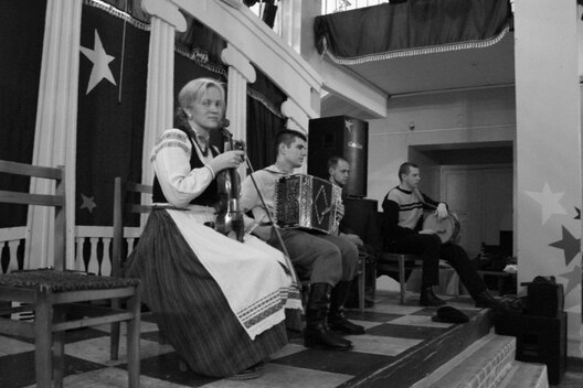 Танцы ў доме культуры на вуліцы Уральскай у Мінску. Злева направа: Дар’я Зуева, Віктар Шыпкоў, Раман Яраш, Фёдар Рацык. Фота Святланы Клепікавай Танцы ў доме культуры на вуліцы Уральскай у Мінску. Злева направа: Дар’я Зуева, Віктар Шыпкоў, Раман Яраш, Фёдар Рацык. Фота Святланы Клепікавай