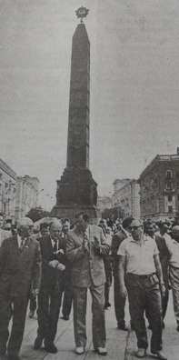 Кузняцоў, Шушкевіч, Шаладаноў Грыб на пл. Перамогі ў Мінску, 27 ліпеня 1992 года. Крыніца: «Народная газета», ліпень 1992 года. Кузняцоў, Шушкевіч, Шаладаноў Грыб на пл. Перамогі ў Мінску, 27 ліпеня 1992 года. Крыніца: «Народная газета», ліпень 1992 года.