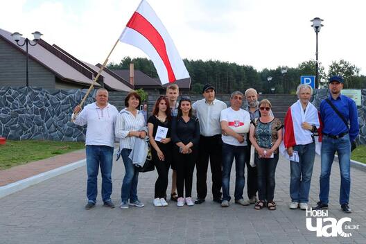 Леанід Кулакоў (з гіпсам) і Мая Навумава (трэцяя справа) на варце ў Курапатах. Фота Алены Ляшкевіч Леанід Кулакоў (з гіпсам) і Мая Навумава (трэцяя справа) на варце ў Курапатах. Фота Алены Ляшкевіч