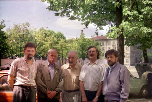 Каля штаб-кватэры БНФ. Сяргей Навумчык, Васіль Быкаў, Рыгор Барадулін, Валянцін Голубеў, Яўген Шатохін. 1995. Фота са старонкі Сяргея Навумчыка ў Facebook Каля штаб-кватэры БНФ. Сяргей Навумчык, Васіль Быкаў, Рыгор Барадулін, Валянцін Голубеў, Яўген Шатохін. 1995. Фота са старонкі Сяргея Навумчыка ў Facebook