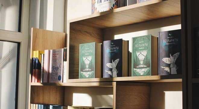 Цікавыя кнігі ад выдавецтва "Янушкевіч" Фэнтэзі, прыгоды, антыўтопіі і нават дзіцячая літаратура. Што пачытаць летам?