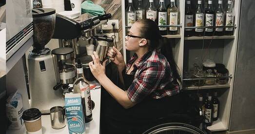 «Крута змяніць сваё жыццё»: дзяўчына ў інвалідным вазку пачала працаваць барыста