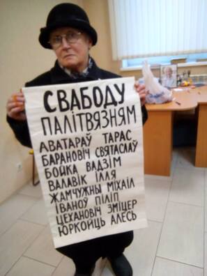 Спадарыня Ніна Багінская з тым самым плакатам у рэдакцыі "Новага Часу" Спадарыня Ніна Багінская з тым самым плакатам у рэдакцыі "Новага Часу"