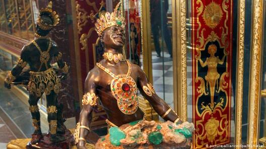 Адзін з экспанатаў “Зялёнана зводу”. Маўр са смарагдавым штуфам (гэта значыць буйным сколам, кавалкам горнай пароды або мінералаў) быў створаны, меркавана, у 1724 годзе. На гэтым здымку бачна, як багата ўпрыгожана фігура маўра смарагдамі, сапфірамі, рубінамі, тапазамі і гранатамі. Фота  www.dw.com Адзін з экспанатаў “Зялёнана зводу”. Маўр са смарагдавым штуфам (гэта значыць буйным сколам, кавалкам горнай пароды або мінералаў) быў створаны, меркавана, у 1724 годзе. На гэтым здымку бачна, як багата ўпрыгожана фігура маўра смарагдамі, сапфірамі, рубінамі, тапазамі і гранатамі. Фота  www.dw.com