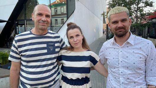 Гродзенскія акцёры, якія выехалі ў Літву, — Сяргей Курыленка, Наталля Лявонава і Аляксандр Радзько (злева направа) Гродзенскія акцёры, якія выехалі ў Літву, — Сяргей Курыленка, Наталля Лявонава і Аляксандр Радзько (злева направа)