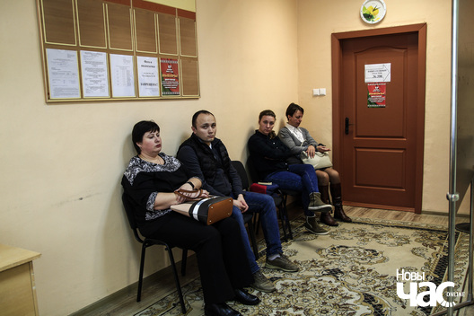 Назіральнік кампаніі Аляксей Лойка пад аб’явай, што фотаздымка забаронена. Назіральнік кампаніі Аляксей Лойка пад аб’явай, што фотаздымка забаронена.