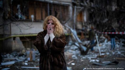 Ілюстрацыйнае фота. Жыхарка Кіева Наталля Сяўрукова перад сваім домам, 25 лютага. Ілюстрацыйнае фота. Жыхарка Кіева Наталля Сяўрукова перад сваім домам, 25 лютага.