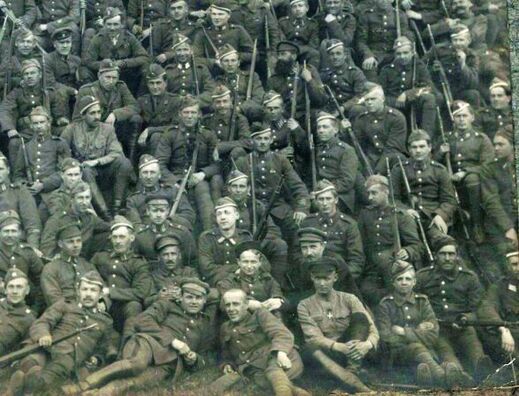 Балахоўцы ў амерыканскай форме пазіруюць у Берасцейкай крэпасці, вясна 1920 года Балахоўцы ў амерыканскай форме пазіруюць у Берасцейкай крэпасці, вясна 1920 года