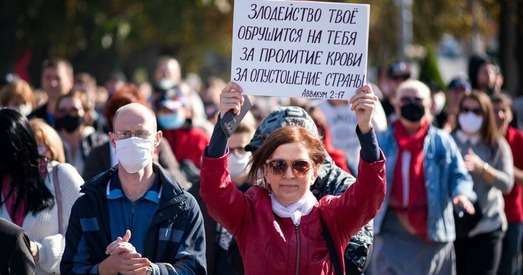 «Злодейство твоё обрушится на тебя». Гісторыя валанцёркі, якая выходзіла на акцыі з цытатамі з Бібліі