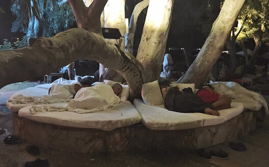 Турысты пакінулі нумары і спяць на вуліцы, AP Турысты пакінулі нумары і спяць на вуліцы, AP