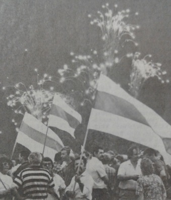 Святочны феерверк у Мінску 27 ліпеня 1992 года. Крыніца: «Звязда», ліпень 1992 года. Святочны феерверк у Мінску 27 ліпеня 1992 года. Крыніца: «Звязда», ліпень 1992 года.