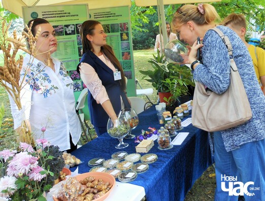 Супрацоўніцы батанічнага саду прапаноўвалі ацаніць водар разнастайных сухацветаў Супрацоўніцы батанічнага саду прапаноўвалі ацаніць водар разнастайных сухацветаў