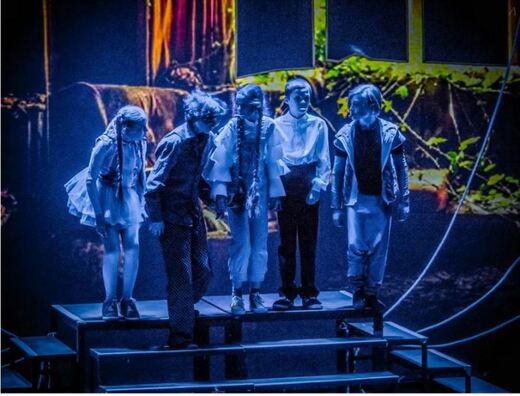 Сцэна са спектакдю "Восем пачуццяў, або Нараджэнне чалавека" Сцэна са спектакдю "Восем пачуццяў, або Нараджэнне чалавека"