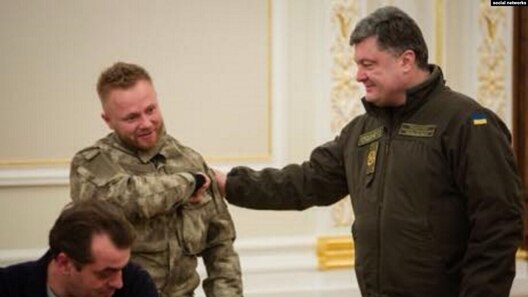 Пятро Парашэнка ўручае грамадзянства Сяргею Кароткіх Пятро Парашэнка ўручае грамадзянства Сяргею Кароткіх