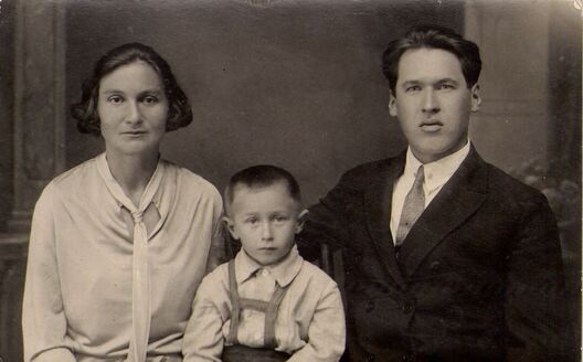 Уладзімір Дубоўка з жонкай Марыяй і сынам Альгердам. Крыніца: nlb.by Уладзімір Дубоўка з жонкай Марыяй і сынам Альгердам. Крыніца: nlb.by