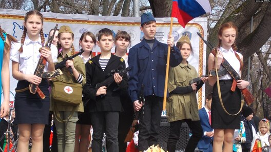 Дзеці са зброяй на святкаванні ў анэксаваным Расіяй Крыме, архіўнае фота Дзеці са зброяй на святкаванні ў анэксаваным Расіяй Крыме, архіўнае фота