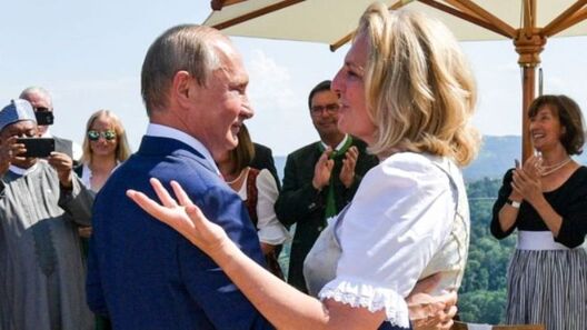 У жніўні гэтага года Пуцін быў на вяселлі кіраўніка аўстрыйскага МЗС Карын Кнайсль, якая цяпер адмаўляецца ехаць у Расію. Фота GETTY IMAGES У жніўні гэтага года Пуцін быў на вяселлі кіраўніка аўстрыйскага МЗС Карын Кнайсль, якая цяпер адмаўляецца ехаць у Расію. Фота GETTY IMAGES