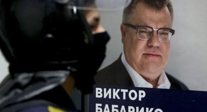 Што з Віктарам Бабарыкам? "Яго проста не могуць паказаць, не той стан" — Аляксандр Фрыдман Фрыдман: Відаць, Бабарыку паказаць проста не могуць — не той стан