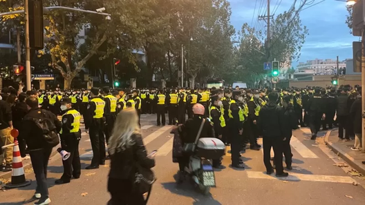 Паліцыя спрабуе разагнаць пратэстоўцаў на вуліцах Шанхая. Фота: bbc.com Паліцыя спрабуе разагнаць пратэстоўцаў на вуліцах Шанхая. Фота: bbc.com