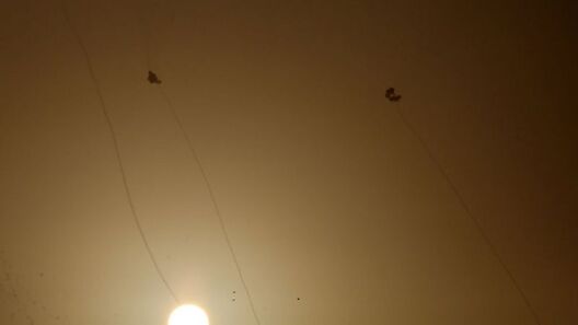 Ізраільскія ракеты-перахопнікі сістэмы СПА «Жалезны купал» перахапілі ракеты, выпушчаныя палесцінскімі баевікамі над горадам Газа. Фота: Getty Images Ізраільскія ракеты-перахопнікі сістэмы СПА «Жалезны купал» перахапілі ракеты, выпушчаныя палесцінскімі баевікамі над горадам Газа. Фота: Getty Images