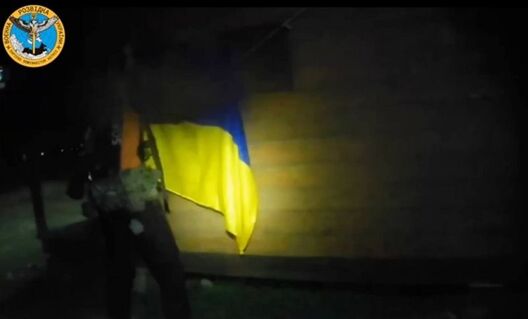 У ГУР сцвярджаюць, што падчас кароткатэрміновай высадкі ў Крыме на нейкім будынку быў усталяваны сцяг. У ГУР сцвярджаюць, што падчас кароткатэрміновай высадкі ў Крыме на нейкім будынку быў усталяваны сцяг.
