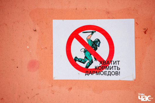 Карміць беларускіх сілавікоў давядзецца расійскім пенсіянерам. Фота Дзмітрыя Дзмітрыева Карміць беларускіх сілавікоў давядзецца расійскім пенсіянерам. Фота Дзмітрыя Дзмітрыева