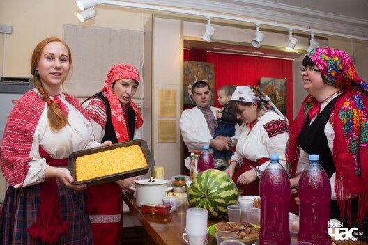 Традыцыйная вячэра падчас абраду "Жаніцьба коміна" ў філіяле Веткаўскага музея Традыцыйная вячэра падчас абраду "Жаніцьба коміна" ў філіяле Веткаўскага музея