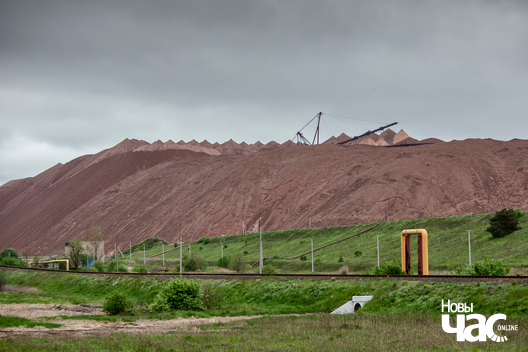 Yara некалькі разоў «інспектавала» беларускага партнёра — а трэба было інспектаваць турэмныя ізалятары, дзе проста падчас інспекцый знаходзіліся шахцёры «Беларуськалію». Тэрыконы ў Салігорску. Фота Дзмітрыя Дзмітрыева Yara некалькі разоў «інспектавала» беларускага партнёра — а трэба было інспектаваць турэмныя ізалятары, дзе проста падчас інспекцый знаходзіліся шахцёры «Беларуськалію». Тэрыконы ў Салігорску. Фота Дзмітрыя Дзмітрыева
