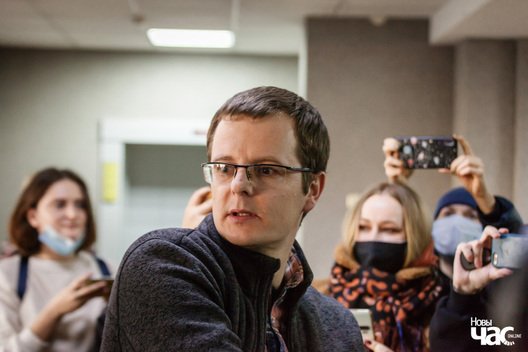 Арцём Сарокін пасля абвяшчэння прысуду. Фота Дзмітрыя Дзмітрыева Арцём Сарокін пасля абвяшчэння прысуду. Фота Дзмітрыя Дзмітрыева