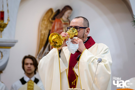 2/7 _vjalikdzen_2022_minsk_czyrvony_kascjol_belarus_fota_dzmitryeu_dzmitryj_novy_czas___6__logo.jpg