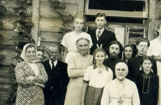 Айцец Іаан (стаіць чацвёрты злева) у 1953 годзе Айцец Іаан (стаіць чацвёрты злева) у 1953 годзе