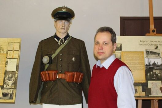 Ігар Мельнікаў на сваёй выставе «Беларусы ў Польскім войску», Варшава. Фота: Яраслаў Іванюк, «Польскае радыё» Ігар Мельнікаў на сваёй выставе «Беларусы ў Польскім войску», Варшава. Фота: Яраслаў Іванюк, «Польскае радыё»