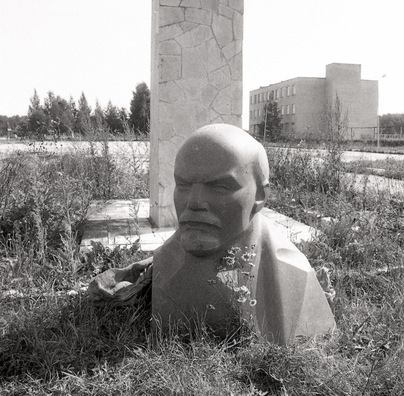 Аэрадром Ліелвардзе пасля адбыцця авіяцыйнай дывізіі расійскага войска. Фота Артураса Дуброўскіса Аэрадром Ліелвардзе пасля адбыцця авіяцыйнай дывізіі расійскага войска. Фота Артураса Дуброўскіса