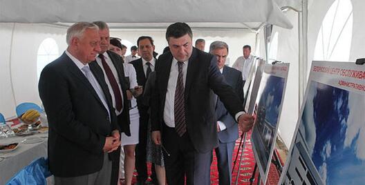 Бізнесмен Аляксееў паказвае Мясніковічу, як будзе выглядаць сэрвісны цэнтр у Ашхабадзе. Фота: tut.by Бізнесмен Аляксееў паказвае Мясніковічу, як будзе выглядаць сэрвісны цэнтр у Ашхабадзе. Фота: tut.by