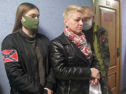 Алена Букас з дачкой перад паседжаннем. Фота: «Белсат» Алена Букас з дачкой перад паседжаннем. Фота: «Белсат»