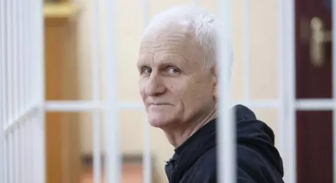 Нобелеўскі лаўрэат за кратамі. Алесь бяляцкі святкуе дзень нараджэння ў турме Нобелеўскі лаўрэат святкуе дзень народзінаў за кратамі. Алесю Бяляцкаму — 61!