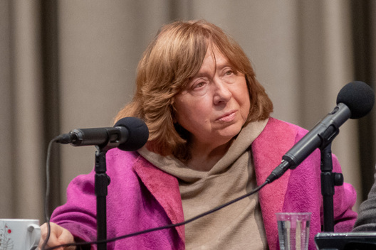 Святлана Алексіевіч на берлінскай сустрэчы ў рамках цыкла «Падарожжа як самапазнанне»Фота: «Позірк» Святлана Алексіевіч на берлінскай сустрэчы ў рамках цыкла «Падарожжа як самапазнанне»Фота: «Позірк»